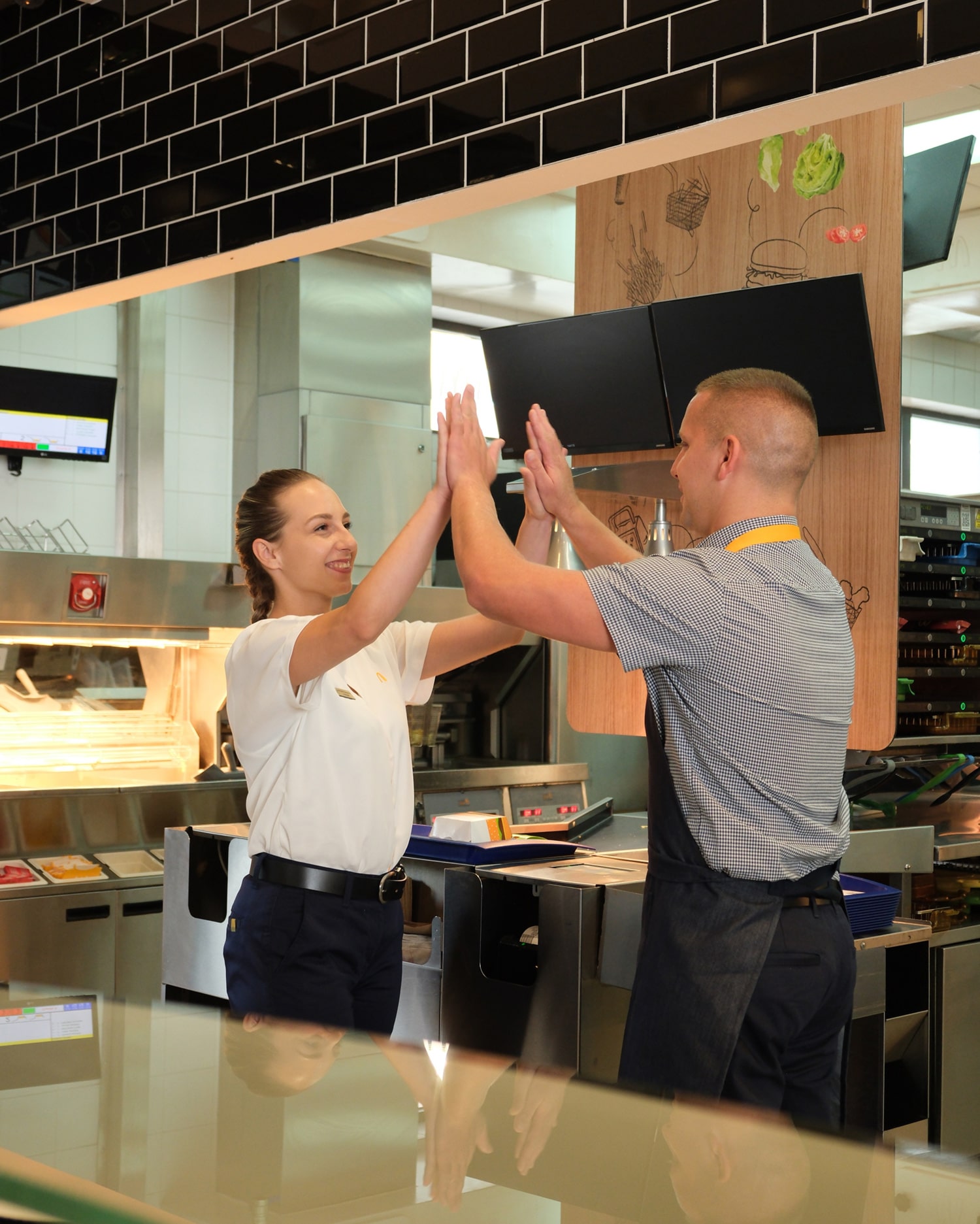 Andrijana Kokorovic u restoranu_Mc Donalds